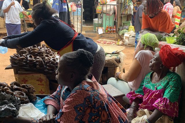 Des étals de vendeuses au marché de Yaoundé