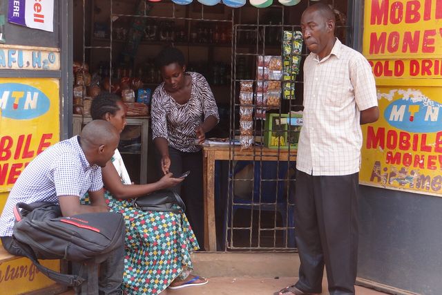 Des clients devant un point de service Mobile Money