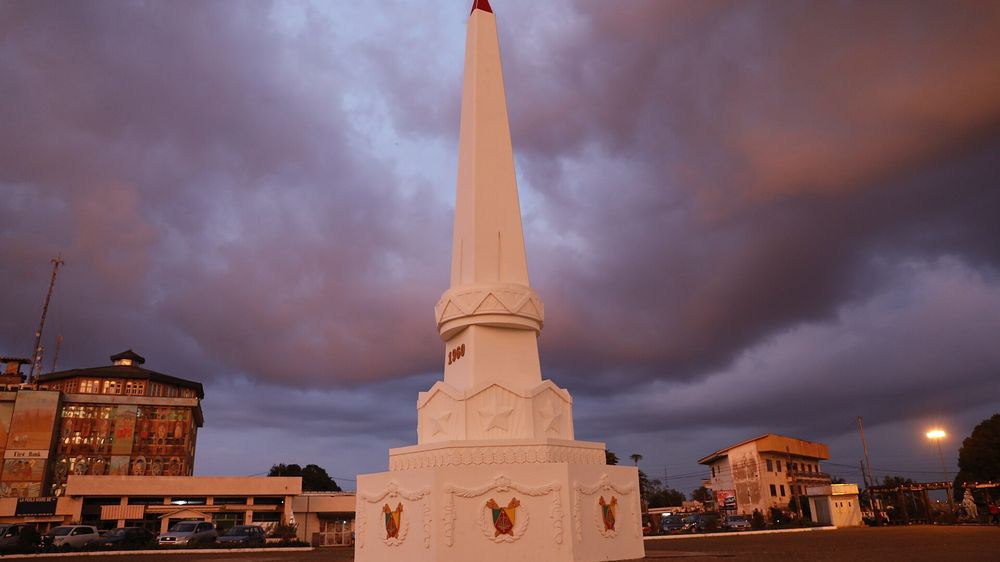 Le monument de la place de l'Indépendance à Yaoundé sous un ciel d'orage